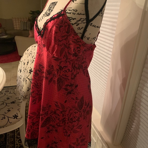 Apartment 9 chemise nightgown & satin robe . Dark magenta red with black lace M - Picture 6 of 7